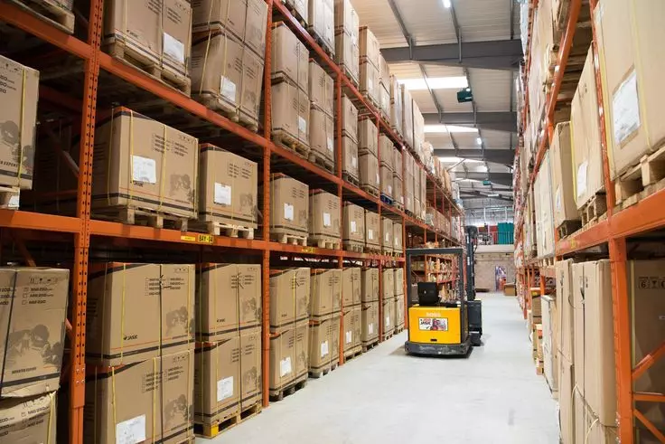 مستودع اثاث بحي العقيق | وحدة المشروع 0506080443