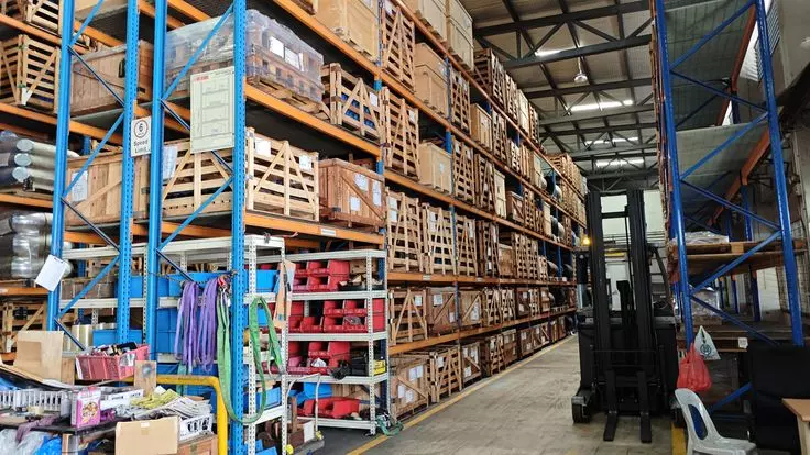 مستودع اثاث بحي الروضة